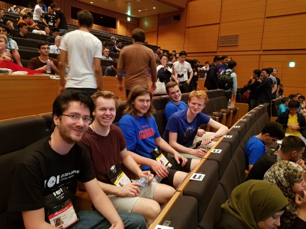 Deltagerne og laglederne i salen før åpningsseremonien