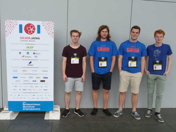 Deltagerne står utenfor arenaen der øvingsrunden har vært