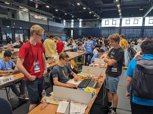 Deltagere som diskuterer under øvingskonkurrasen.