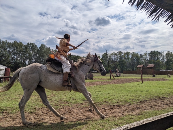 Pil og bue-skyting fra hesteryggen.