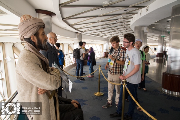 To voksfigurer i Milad tower, pluss David og Tobias