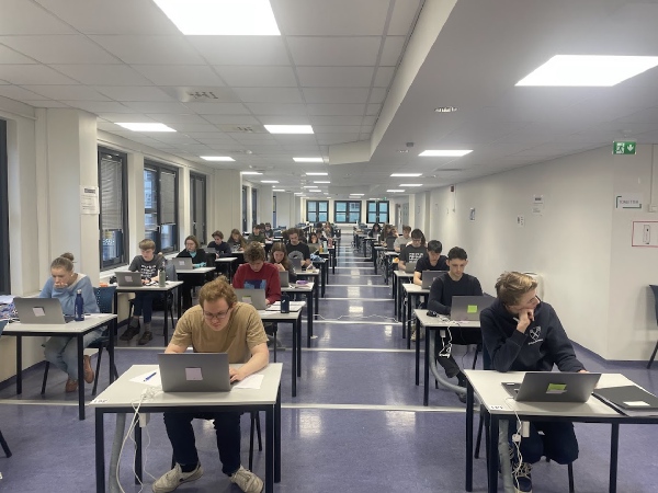 Deltakere som tenker hardt og skriver på hver sin pc