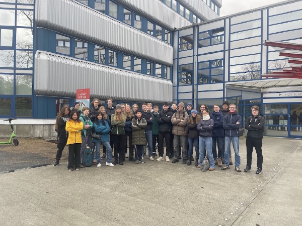 Deltakere stilt opp utenfor Høyteknologisenteret.