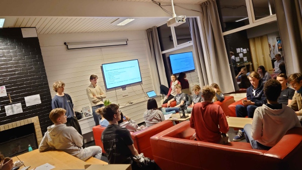 Karriereworkshop, deltakere diskuterer oppgaver.